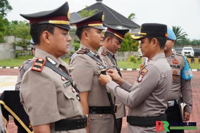 
					Mutasi Jajaran Polres Rohul, Kapolres AKBP Emil Eka Putra Utamakan Kondusifitas Wilayah