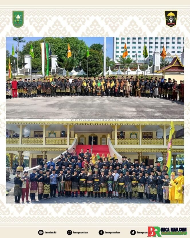 
					Prosesi Tegakan Payung Panji Adat di laman Balai Adat LAMR