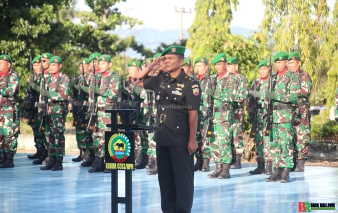 
					Memperingati HUT ke-75 Kodam I/BB, Rombongan Kodim 0313/Kpr Ziarah Ke Makam Pahlawan