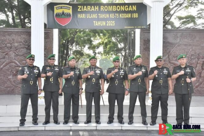 
					Danrem 031/Wira Bima Ziarah dan Tabur Bunga HUT Ke- 75 Kodam I/Bukit Barisan