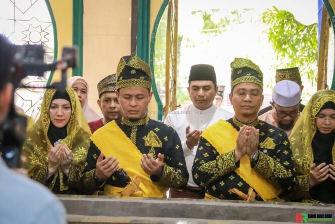 
					Usai Prosesi Penabalan Gelar Adat, Walikota Berserta Rombongan lakukan Ziarah Ke Makam Pendiri Kota Pekanbaru 