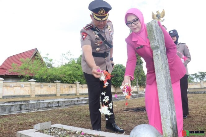 
					Polres Pelalawan mengadakan Upacara Ziarah Makam dan Tabur Bunga,HUT Bhayangkara ke 79