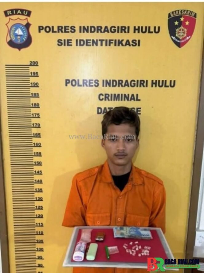 
					Penggrebekan di Kampung Dagang Rengat, 23 Paket Narkoba Disita, Satu Tersangka Diborgol