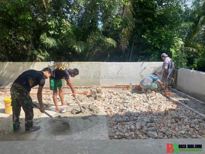 
					Warga Mandau dan Satgas TMMD Gotong Royong Bikin Fasilitas Wudhu Musholla