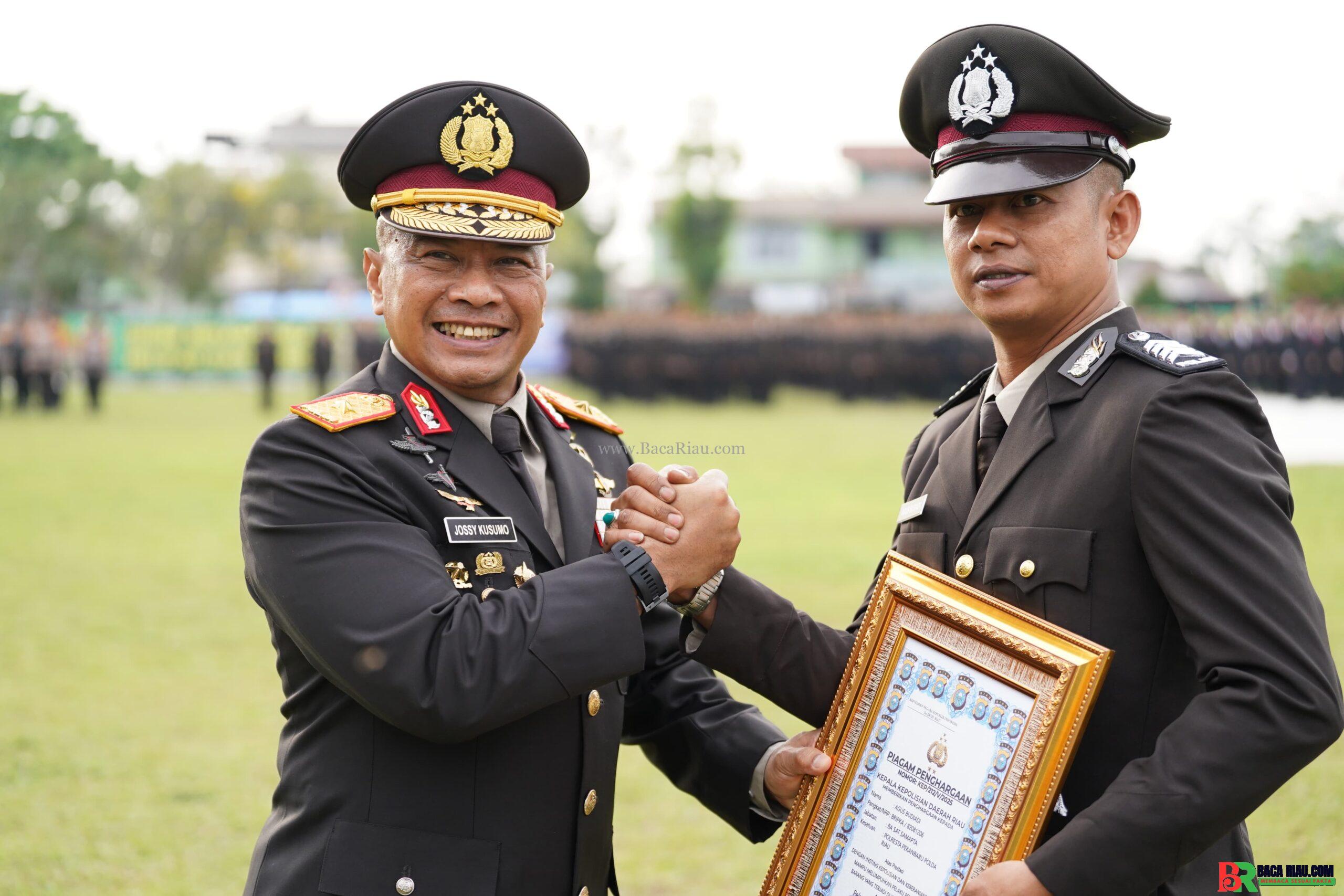 Polda Riau Gelar Upacara Peringatan Hari Lahir Pancasila, Bripka Agus Budiadi Terima Penghargaan Atas Prestasi Gemilang