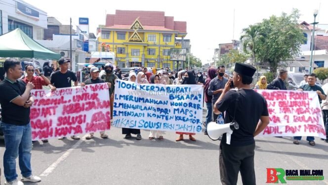 
					Abaikan Aksi Mahasiswa dan HONORER yang dirumahkan,Wakil Bupati Rokan Hilir Lebih Menghadiri Acara Seremonial