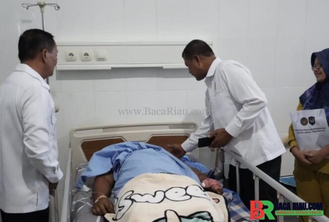 
					Tiba Di Nanbire, DIRJENPAS Langsung Sambangi Petugas LAPAS Yang Terluka