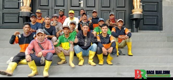 
					Sukseskan Event Ritual Bakar Tongkang dibagan siapi-api, Kadis DLH suwandi Turunkan 3000 lebih Petugas Jaga Kebersihan Kota.