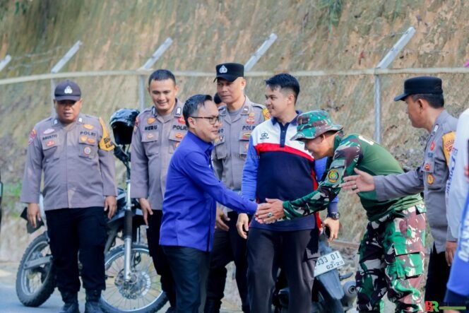 
					Gotong Royong di Jalan Lingkar Barat Duri Kecamatan Mandau