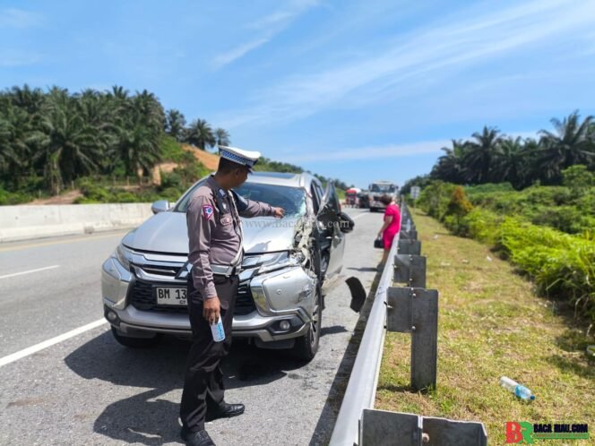 
					Sigap!, Personil Sat PJR Ditlantas Polda Riau Tangani Laka Lantas di KM 10 TOL Permai