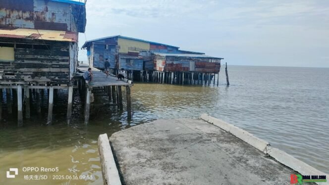 
					Puting Beliung Terjang Panipahan, Anak di dalam ayunan Terlempar Tiga Rumah