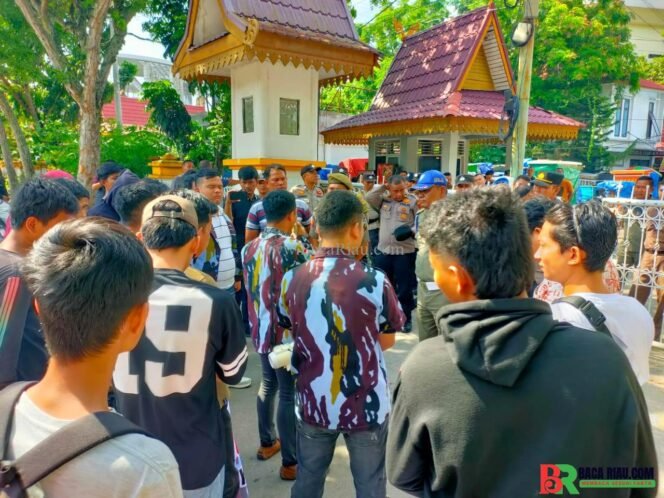 
					Desak Cabut Izin HWG Live House, Puluhan Masa SAPMA IPK kota Pekanbaru Gruduk Kantor Satpol PP 