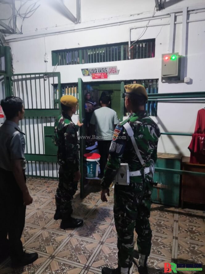 
					Konsisten Berantas Peredaran Gelap Narkoba dan Handphone, Lapas Pekanbaru Bersinergi Dengan TNI Gelar Razia Gabungan