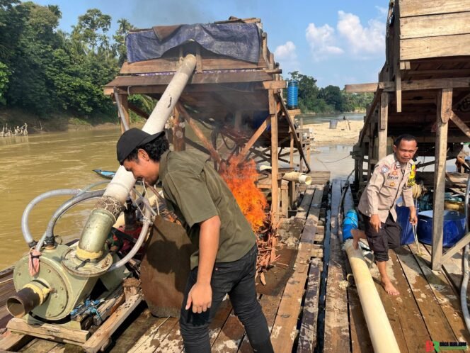 
					Tegas! Polsek Cerenti Bakar 10 Rakit PETI di Tiga Desa Kecamatan Cerenti