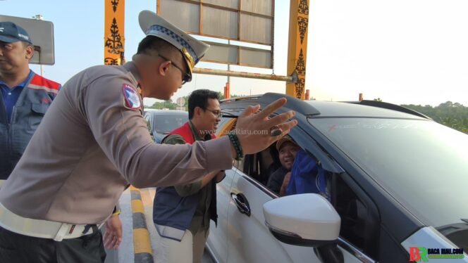 
					Semarak Bhayangkara ke-79, Ditlantas Polda Riau Bagikan 79 Bibit Tanaman dan 79 Bingkisan