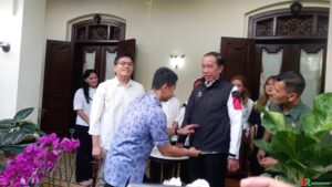Jokowi Sumringah Pakai Jaket PSI, Gajah Merah di Dada, Sinyal Politik Baru?