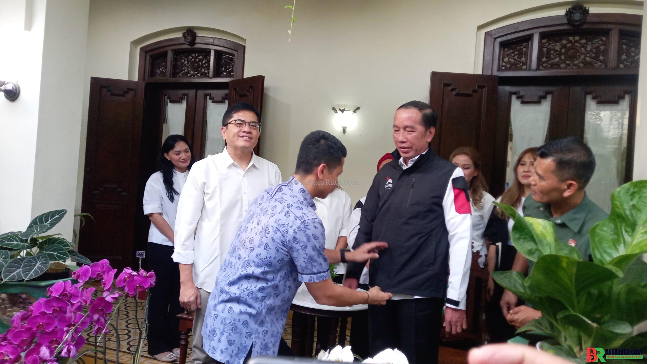 Jokowi Sumringah Pakai Jaket PSI, Gajah Merah di Dada, Sinyal Politik Baru?