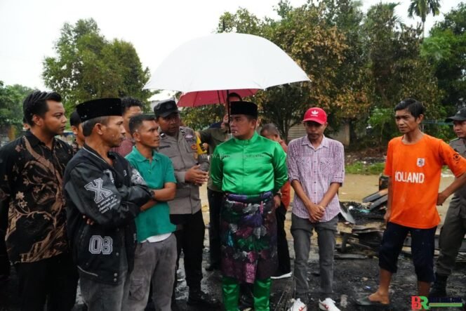 
					Bupati Pelalawan Tinjau Lokasi Kebakaran Pasar Kuala Semundem Dan Salurkan Bantuan