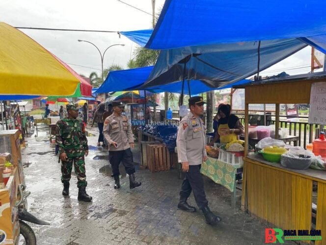 
					Babinsa Bersama Bhabinkamtibmas Melaksanakan Patroli Kamtibmas di Wilayah Kelurahan Sorek Satu