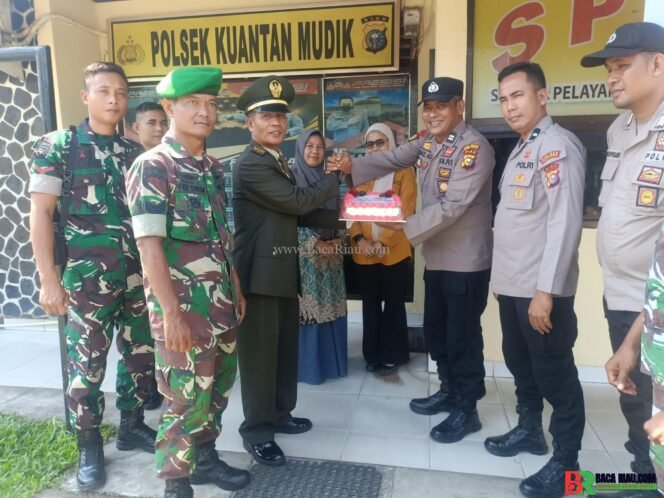 
					Hari Bhayangkara ke-79 Koramil Jajaran Kodim Kuantan Singingi Beri Kejutan, Sinergitas TNI-Polri Kian Solid