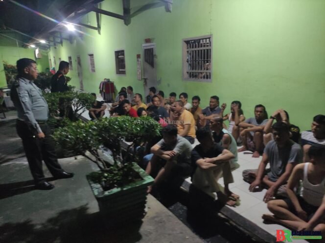 
					Deteksi Dini Cegah Gangguan Kamtib, Lapas Pekanbaru Konsisten Gelar Razia Kamar Hunian Warga Binaan