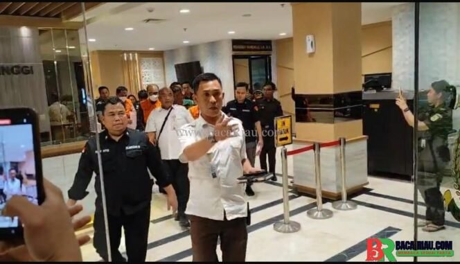
					Kajati Riau Tahan Tiga orang Tersangka Dugaan korupsi pembangunan Pelabuhan Penyeberangan Sagu-sagu Lukit Tahap V senilai Rp26 miliar