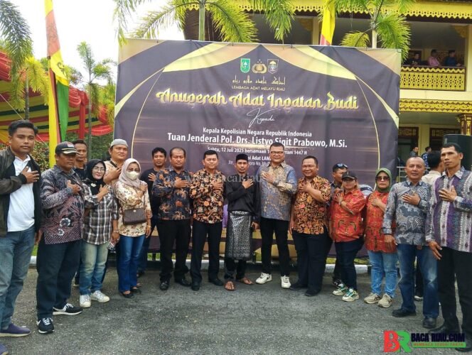 
					‎Kapolri Terima Gelar Adat “Ingatan Budi” dari LAMR ,Ketua Projo Riau Berikan Ucapan Selamat 