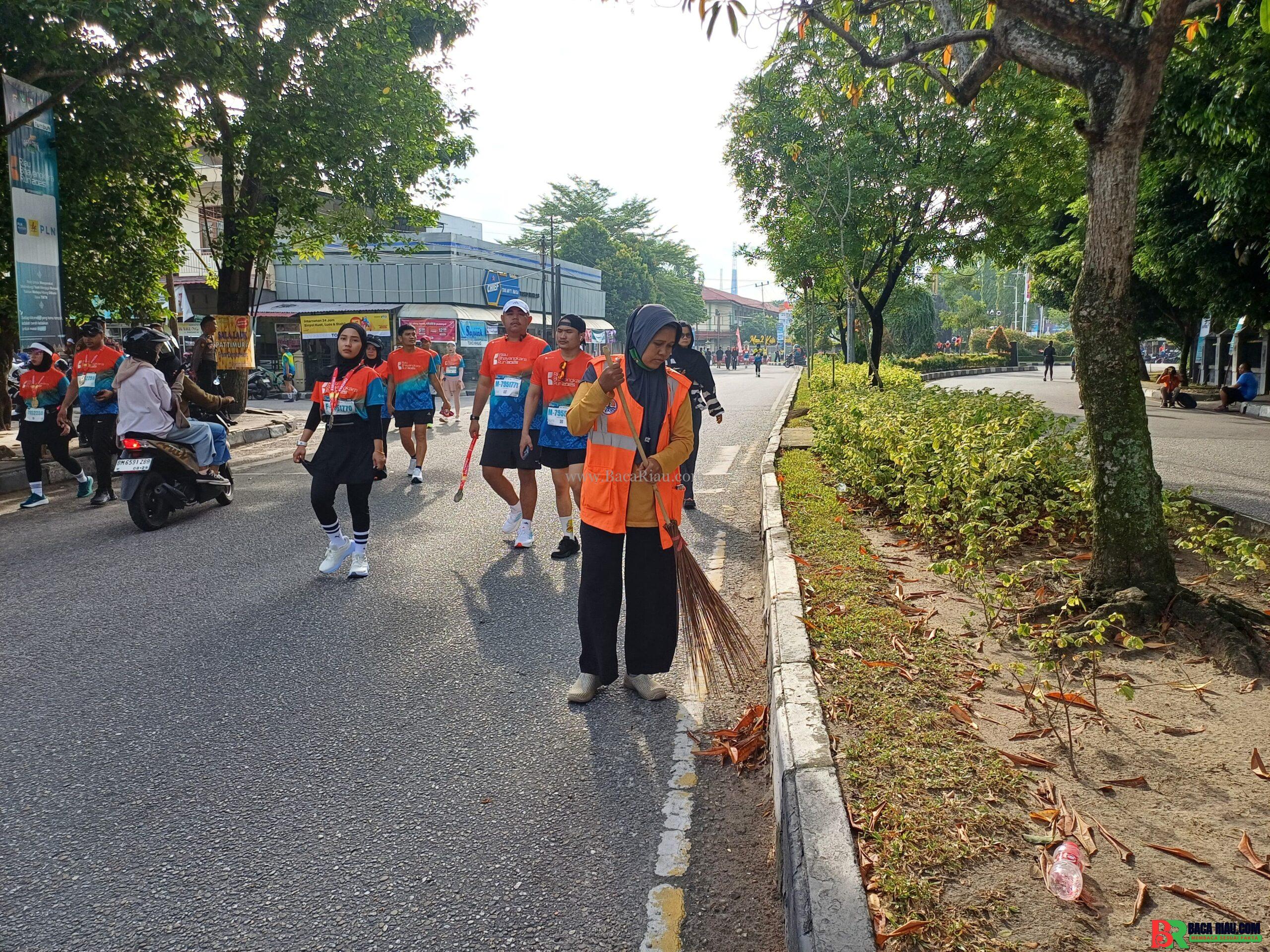Polresta Pekanbaru bekerja sama dengan DLHK Kota Pekanbaru Lakukan Pembersihan Lokasi Riau Bhayangkara Run 2025