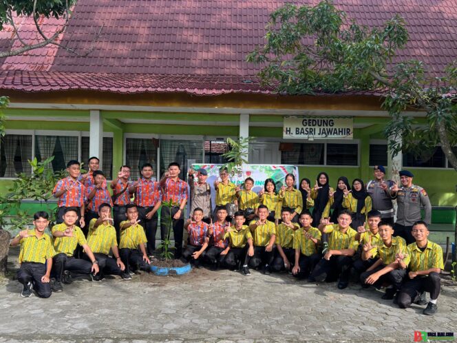
					Gegana Satuan Brimob Polda Riau laksanakan Green Policing dan sambang edukasi ke sekolah