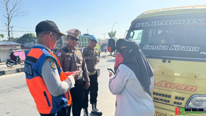 
					Satgas Gakkum Ops patuh lancang kuning 2025 Polda Riau Tertibkan Pelanggar Lalu Lintas menggunakan ETLE Handheld, E.TILang dan ETLE Onbord