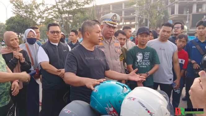 
					Bukti Polantas Riau Dekat dengan Masyarakat, Ditlantas Polda Riau Ajak Pengunjung CFD Tertib Berlalu Lintas dan Hijaukan Lingkungan