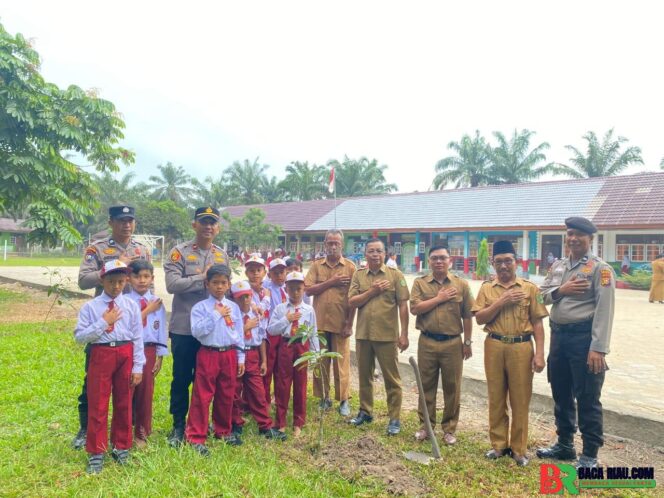 
					Kapolsek LBJ Jadi Irup Upacara di SDN 009 Kulim Jaya, Ajak Siswa Cintai Lingkungan Lewat Green Policing to School