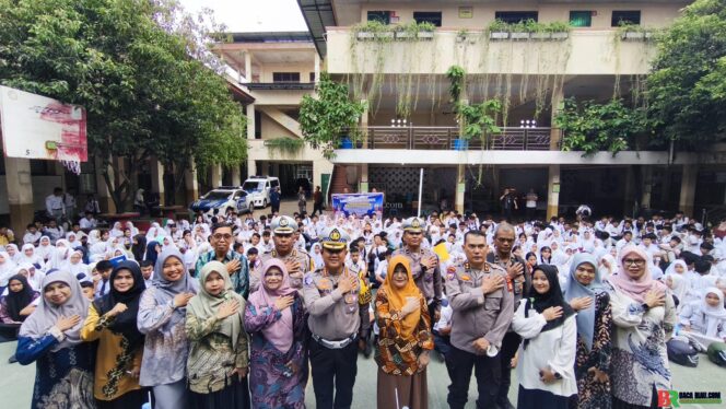 
					Ditlantas Polda Riau Gelar Police Go To School di SMK PGRI Pekanbaru, Tanam Pohon dan Bagikan Helm kepada Pelajar
