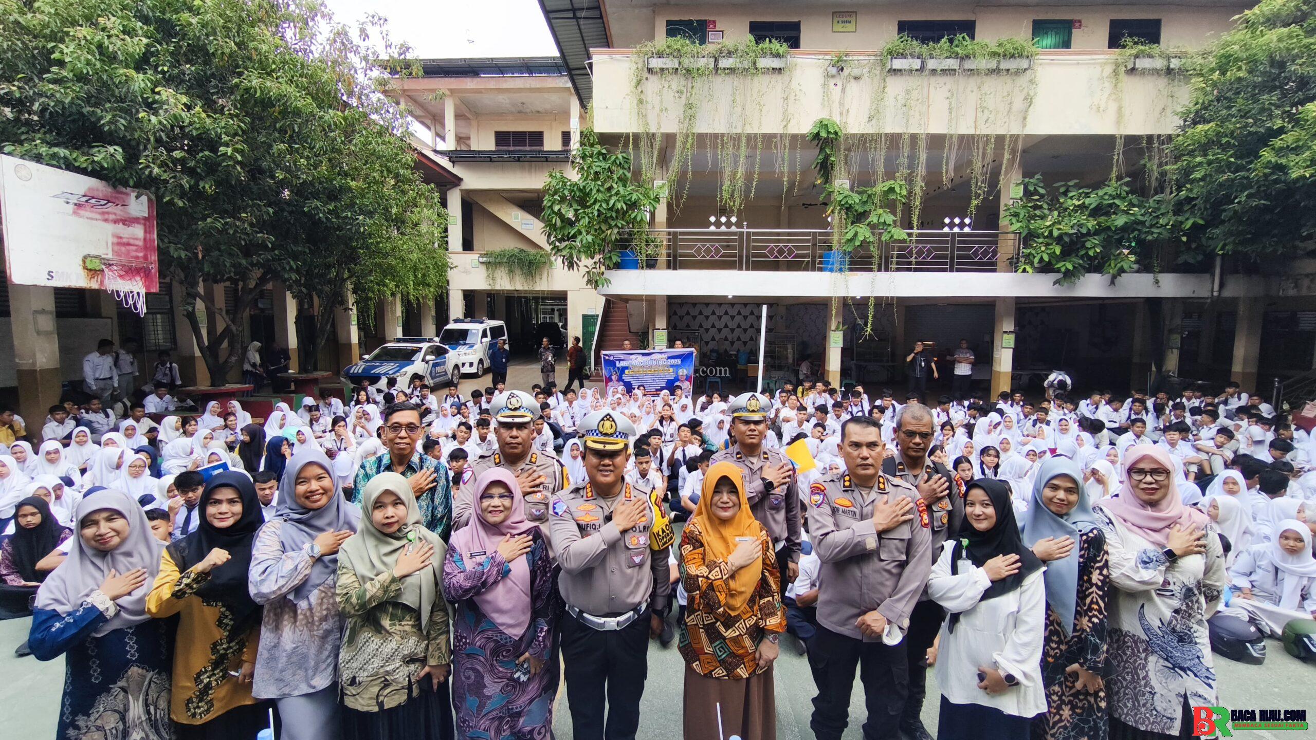 Ditlantas Polda Riau Gelar Police Go To School di SMK PGRI Pekanbaru, Tanam Pohon dan Bagikan Helm kepada Pelajar