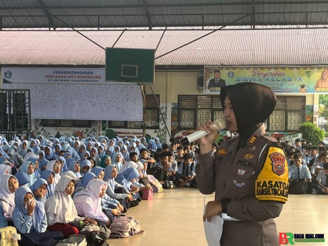 
					Kasat Lantas Polres Kampar Edukasi Keselamatan Berlalu Lintas di SMP N 1 Bangkinang!   