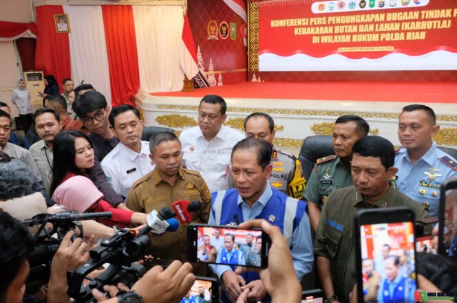 
					Menteri LH Apresiasi Pemprov-Polda Riau Atasi Karhutla