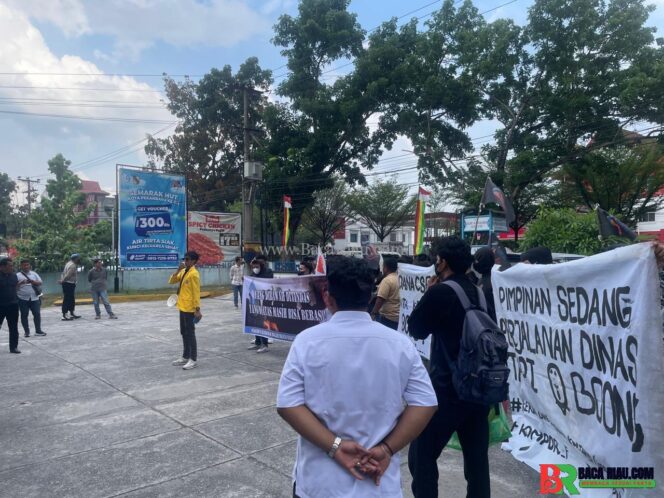 
					Gerakan Mahasiswa Anti Korupsi (GEMAR), dan Solidaritas Pemuda dan  Masyarakat Provinsi Riau Gelar Aksi Unjuk Rasa di Depan Kantor PDAM