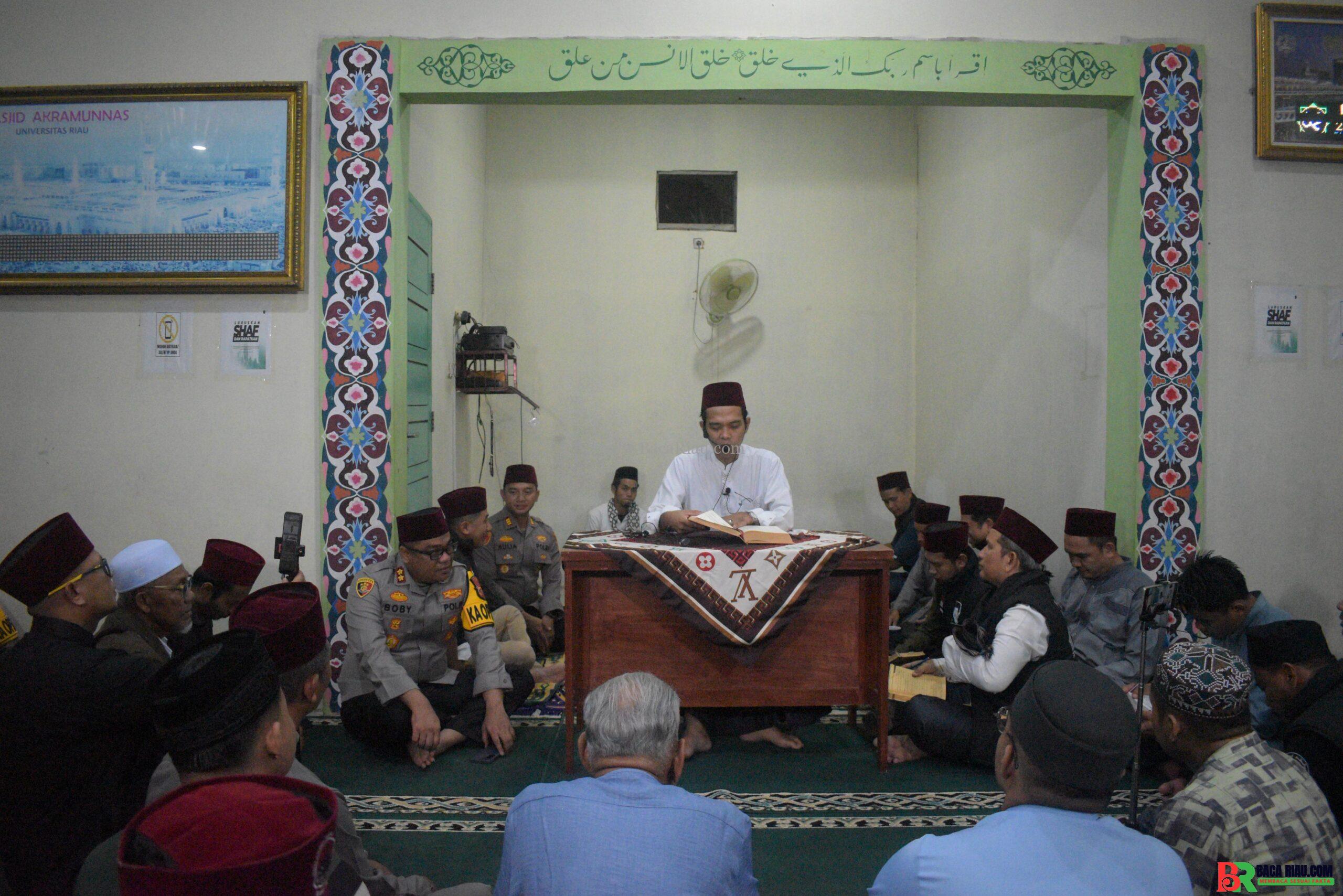 Kapolres Kampar Ikuti Kajian Subuh Bersama UAS di Tambang, Jalin Silaturahmi dengan Masyarakat!