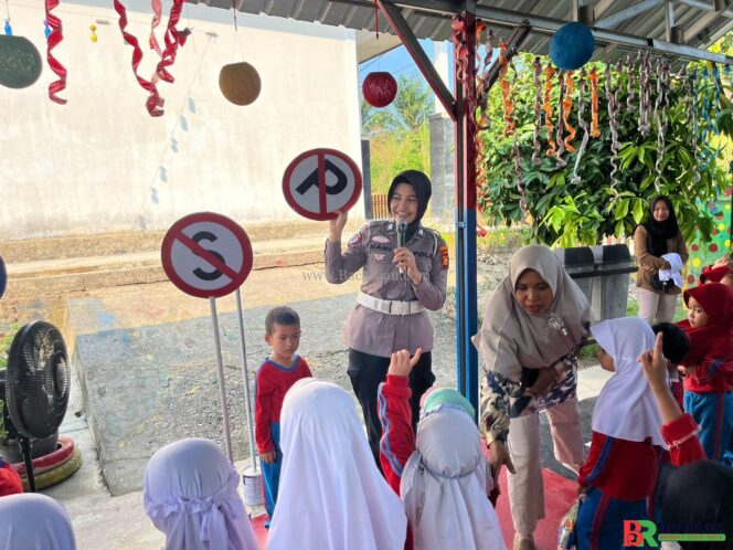 
					Polisi Sahabat Anak: Satlantas Polres Kampar Edukasi Keselamatan Berlalu Lintas di TK Negeri Pembina 01 Salo!