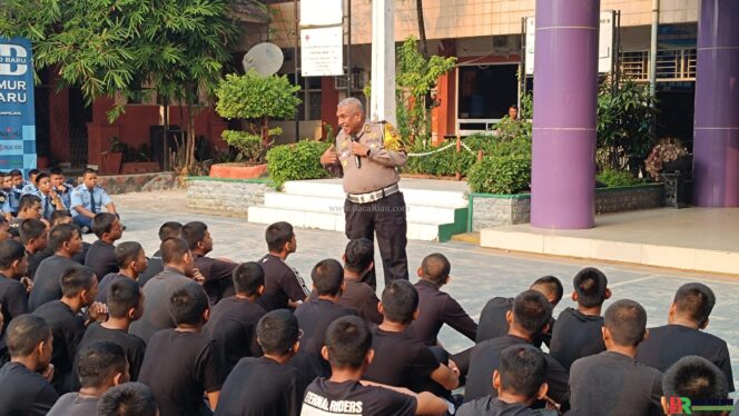 
					Police Goes to School: Ditlantas Polda Riau Tanamkan Disiplin Lalu Lintas dan Peduli Lingkungan Sejak Dini