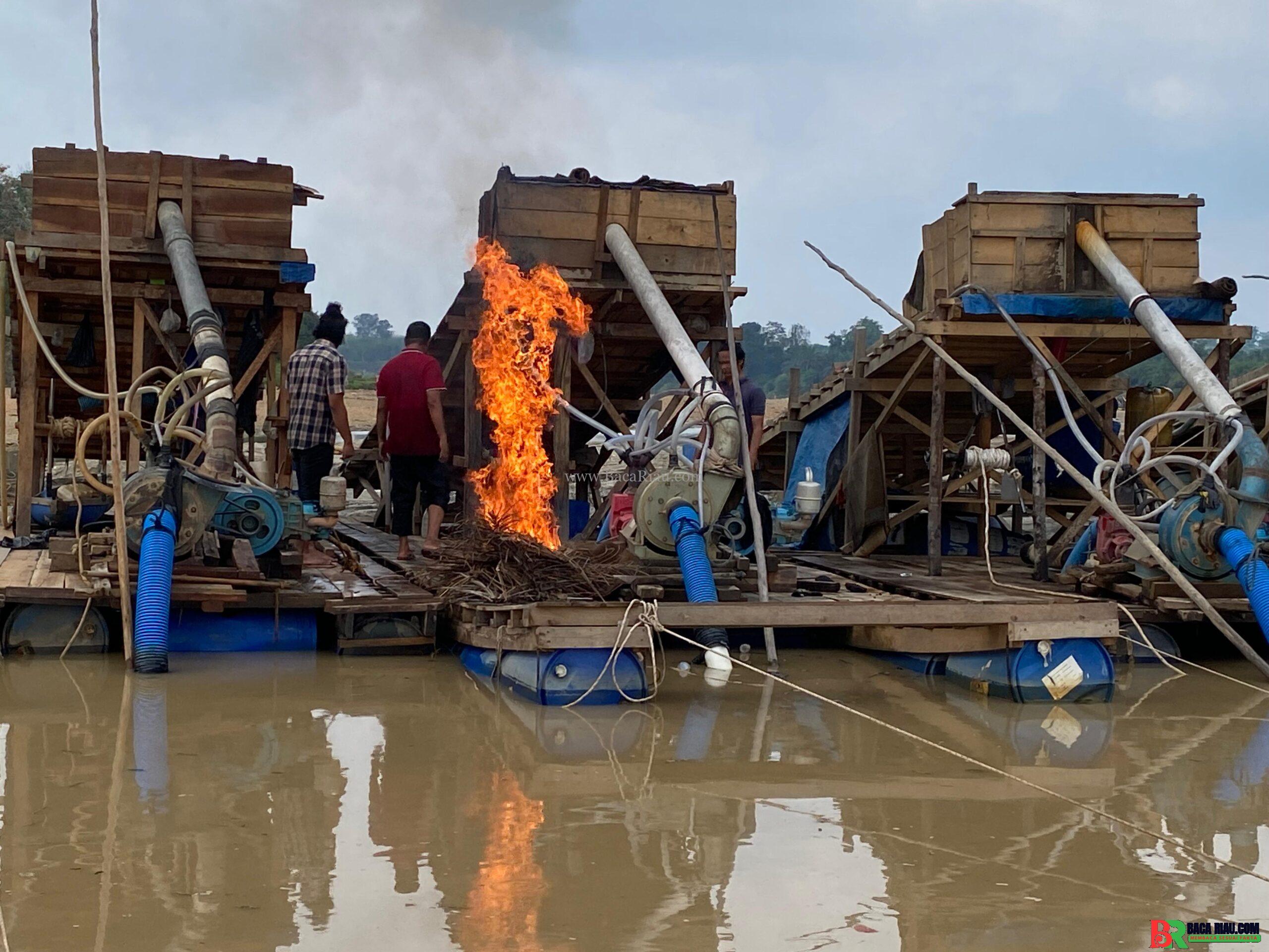 Polsek Cerenti Tindak Tegas Aktivitas PETI di Sungai Batang Kuantan, Tiga Rakit Dimusnahkan