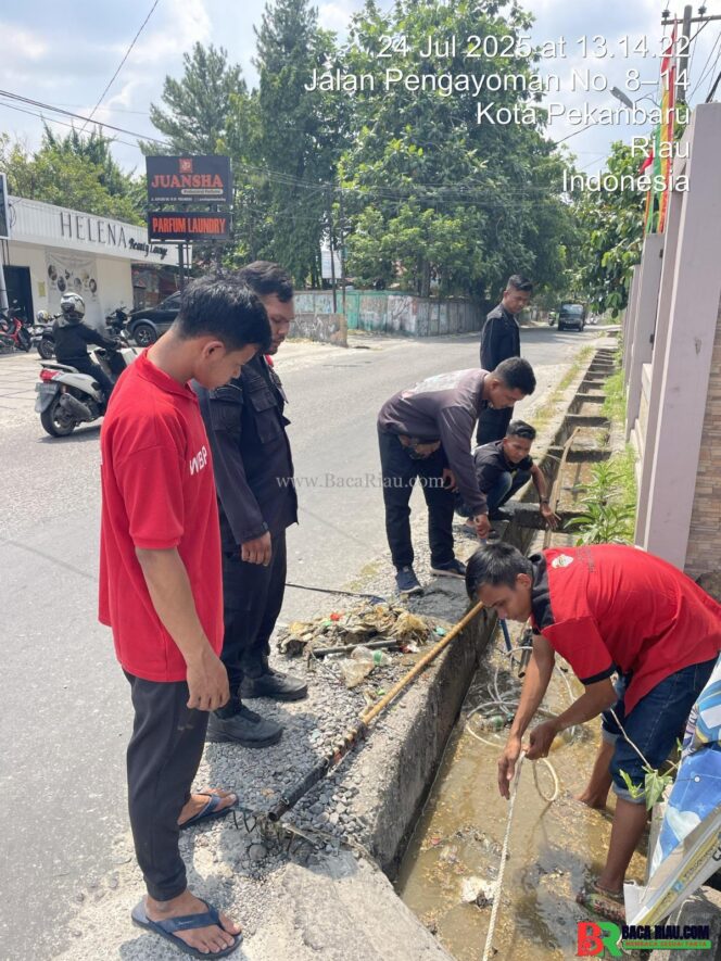
					Peduli Kebersihan Lingkungan, Petugas Lapas Pekanbaru Lakukan Pembersihan Saluran Pembuangan Air