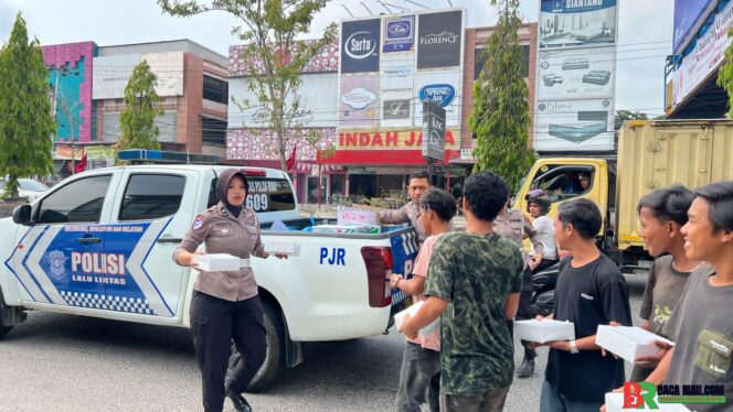 
					Hangatnya Jum’at Barokah: Polantas Riau Berbagi Rezeki dan Edukasi di Jam Makan Siang