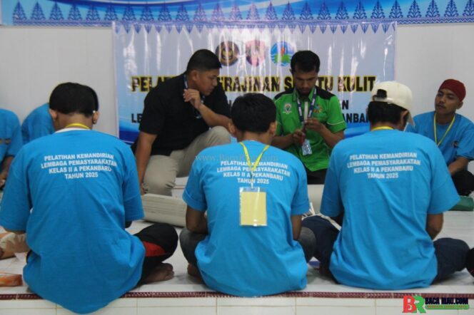 
					Terus Gali Potensi Warga Binaan, Lapas Pekanbaru Berikan Pelatihan Pembuatan Sepatu