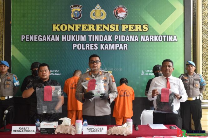 
					Polres Kampar Ungkap Peredaran Narkoba 1 Kilo Dari Dua Pelaku di Desa Karya Indah
