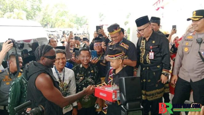 
					Tiba Di Kuansing, Melly Mike Bertemu Dikha, Disambut Gubri, Kapolda Dan Bupati Kuansing  .