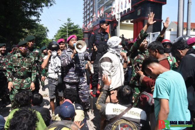 
					Aksi Demo Sempat Memanas,Marinir Redam Masa Dengan Pendekatan Persuasif 