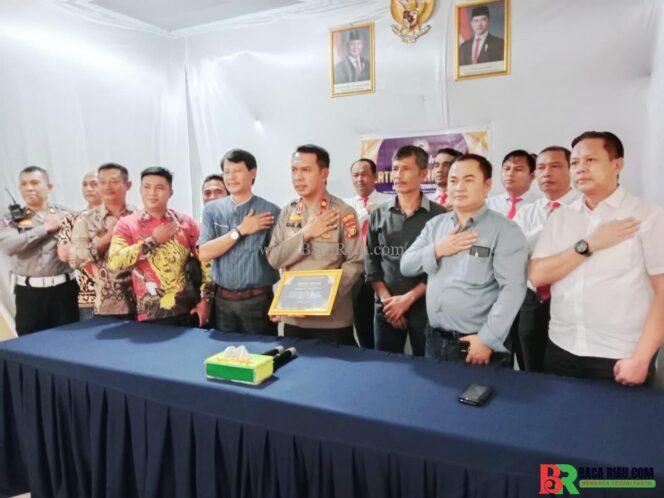 
					Polsek Tenayan Raya Terima Piagam Penghargaan dari Oseda