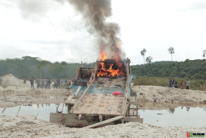 
					Waka Polda Pimpin Langsung Operasi PETI di Hulu Kuantan Puluhan Alat Tambang Dimusnahkan