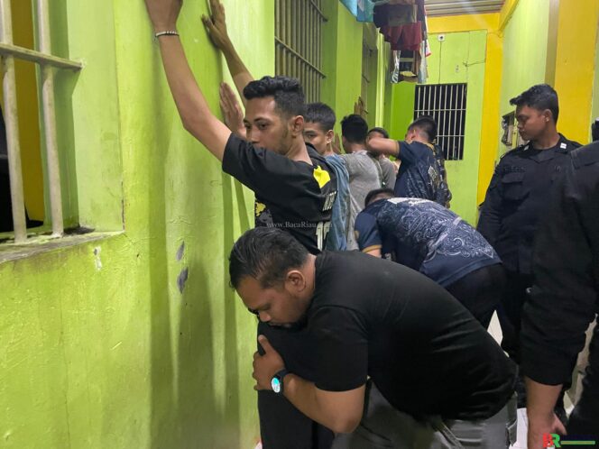 
					Razia Kamar Hunian Blok A, Lapas Pekanbaru Tegaskan Komitmen Bebas Narkoba dan Gangguan Kamtib